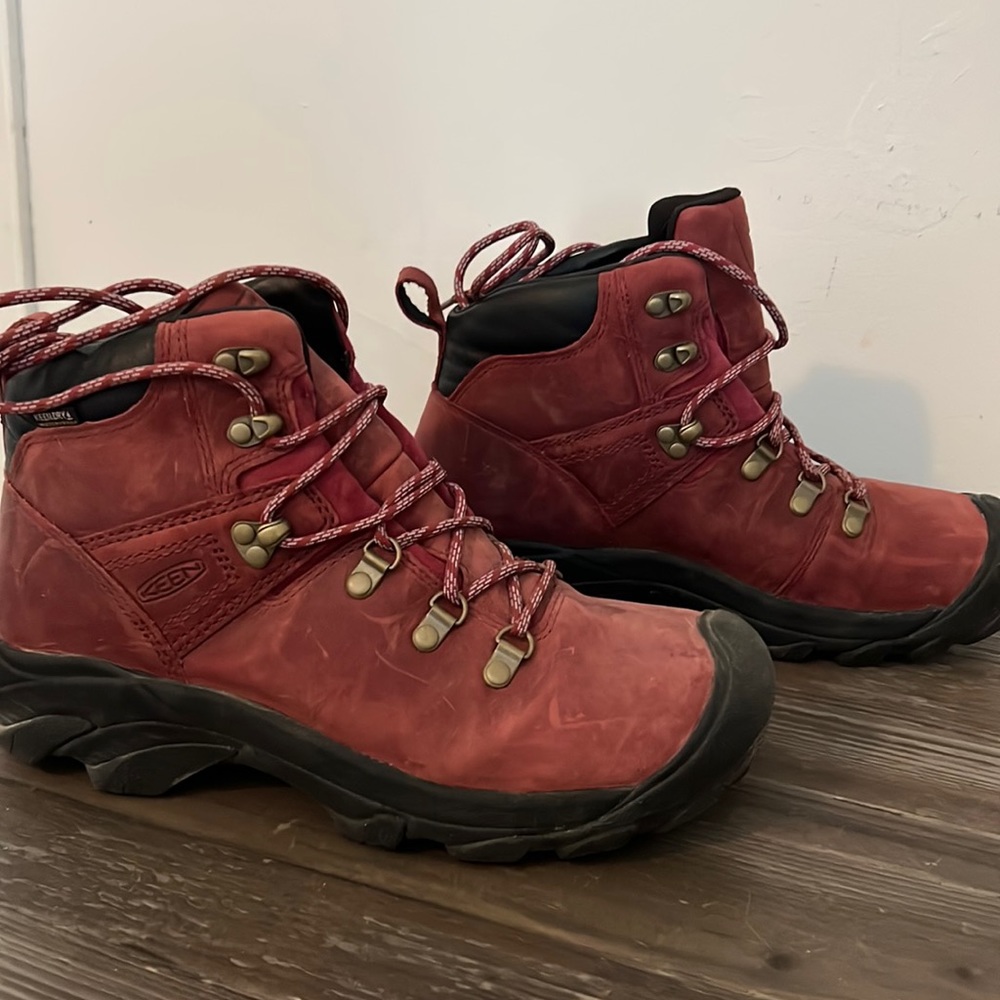KEEN Women's Pyrenees Mid Height Waterproof Leather Hiking Boot - like new